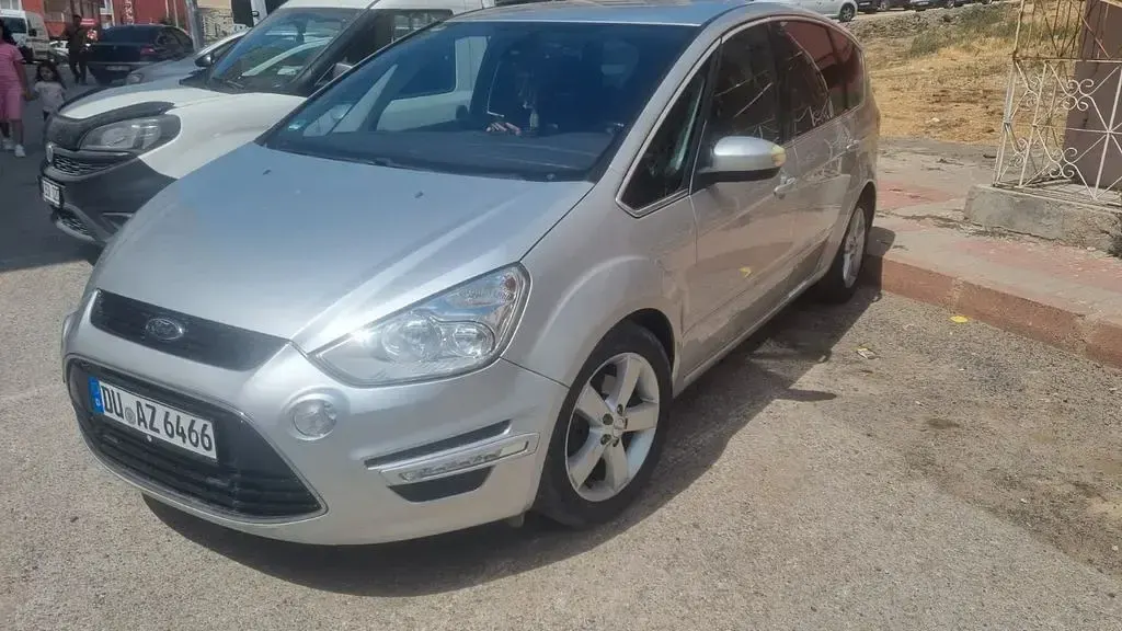 Gebraucht Ford S-MAX Titanium 140 PS (102 kW) 2012 Silber Van / Kleinbus