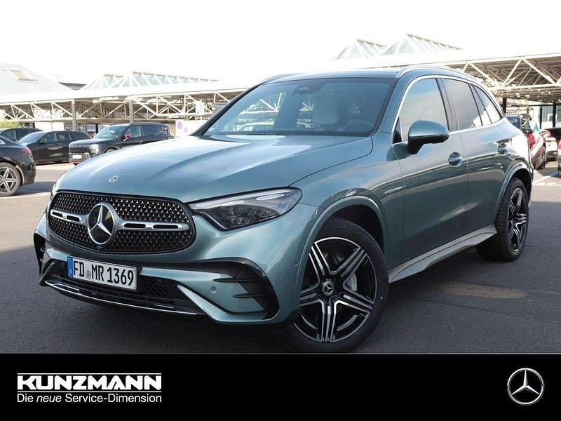 Metalliclack verdesilber Gebraucht 2025 Mercedes GLC220 AMG SUV | 55.190 € (Guter Preis) - Bild 1/4