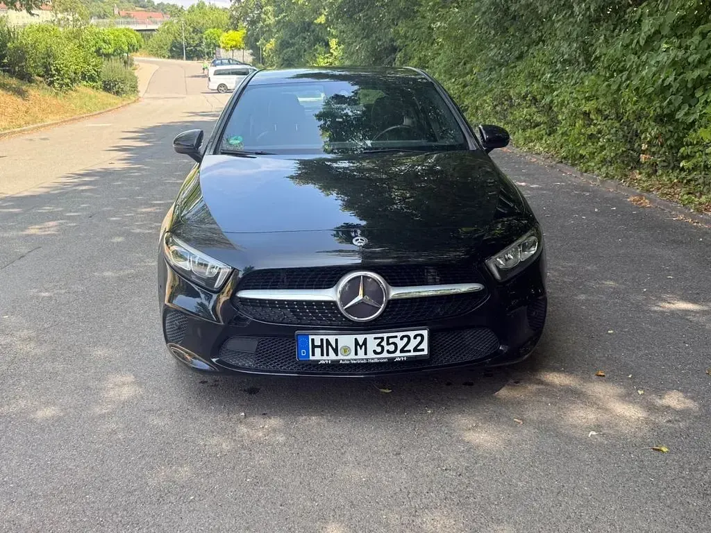 Gebraucht Mercedes A180 116 PS (85 kW) 2018 Schwarz Limousine
