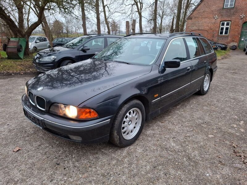 Schwarz Gebraucht 2000 BMW 520 Kombi | 1.750 € (Fairer Preis) - Bild 1/4