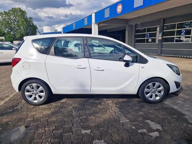 Weiß Gebraucht 2010 Opel Meriva Selection Van / Kleinbus | 2.800 € (Fairer Preis) - Bild 1/4