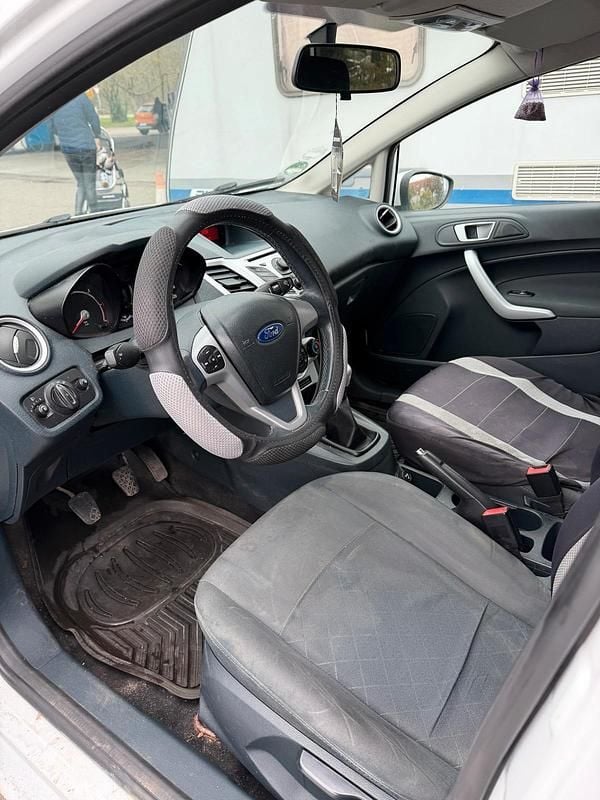 Gebraucht Ford Fiesta 95 PS (69 kW) 2011 Weiß Kleinwagen