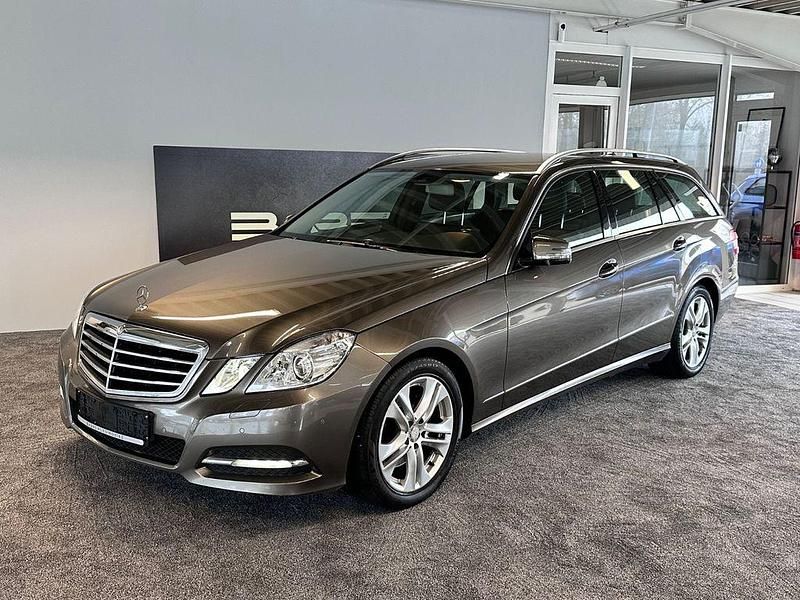 Grau Gebraucht 2012 Mercedes E250 Kombi | 10.900 € (Fairer Preis) - Bild 1/4