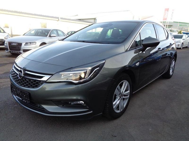 Grau Gebraucht 2018 Opel Astra Dynamic Limousine | 11.399 € (Fairer Preis) - Bild 1/4