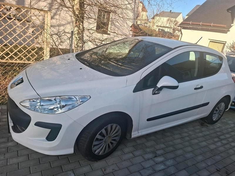 Gebraucht Peugeot 207 95 PS (69 kW) 2011 Weiß Kleinwagen