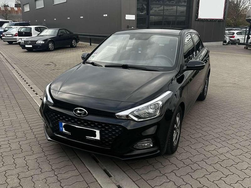 Schwarz Gebraucht 2020 Hyundai i20 Trend Limousine | 11.990 € (Fairer Preis) - Bild 1/4