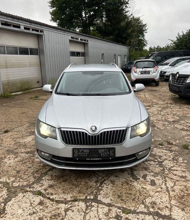 Silber Gebraucht 2014 Skoda Superb Elegance Kombi | 4.500 € (Fairer Preis) - Bild 1/4