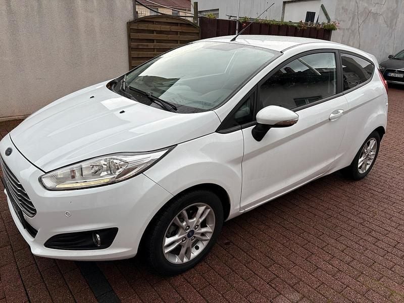 Weiß Gebraucht 2015 Ford Fiesta Kleinwagen | 5.999 € (Etwas zu teuer) - Bild 1/4