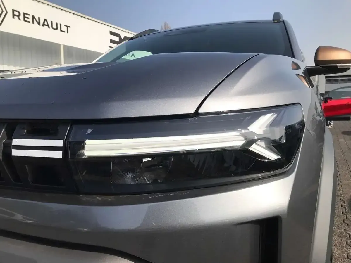 Neu Dacia Duster Extreme 91 PS (66 kW) 2025 Grau Limousine