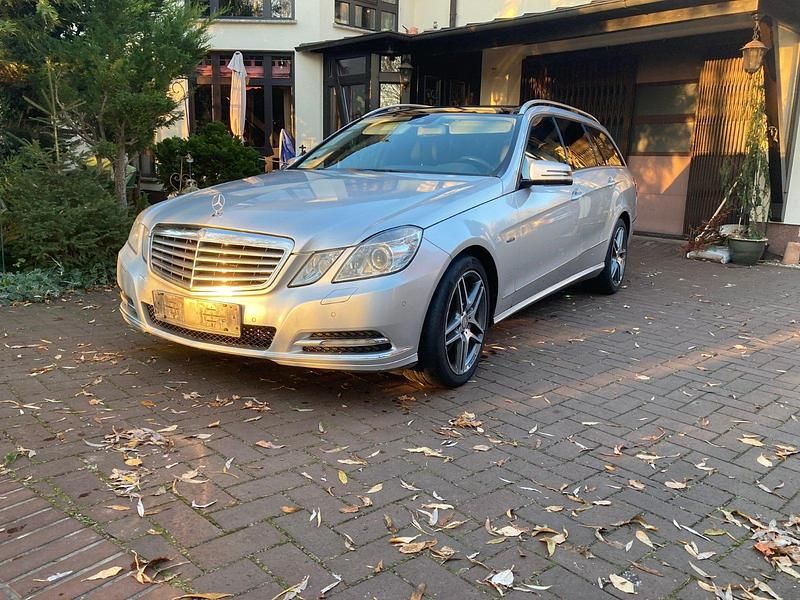 Silber Gebraucht 2011 Mercedes E250 Kombi | 8.600 € (Etwas zu teuer) - Bild 1/4