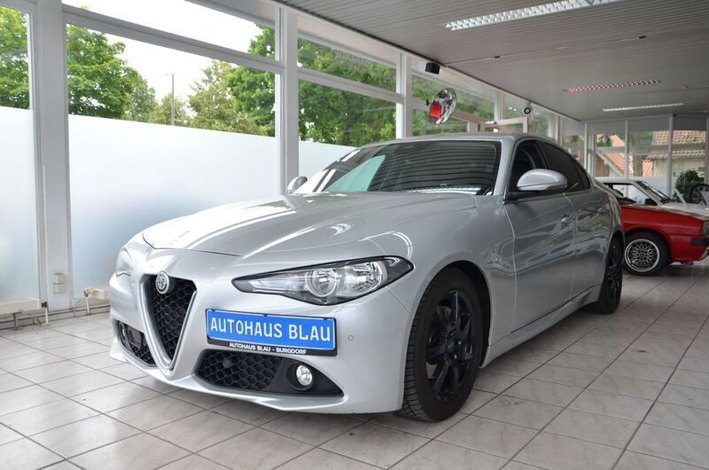 Silber Gebraucht 2018 Alfa Romeo Giulia Super Limousine | 19.490 € (Fairer Preis) - Bild 1/4