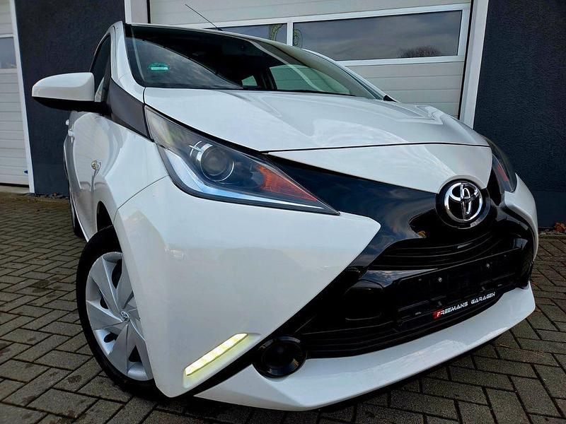 Weiß Gebraucht 2015 Toyota Aygo X-play Kleinwagen | 5.990 € (Guter Preis) - Bild 1/4
