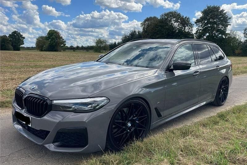 Grau Gebraucht 2022 BMW 530 Performance Kombi | 46.499 € (Teuer) - Bild 1/4