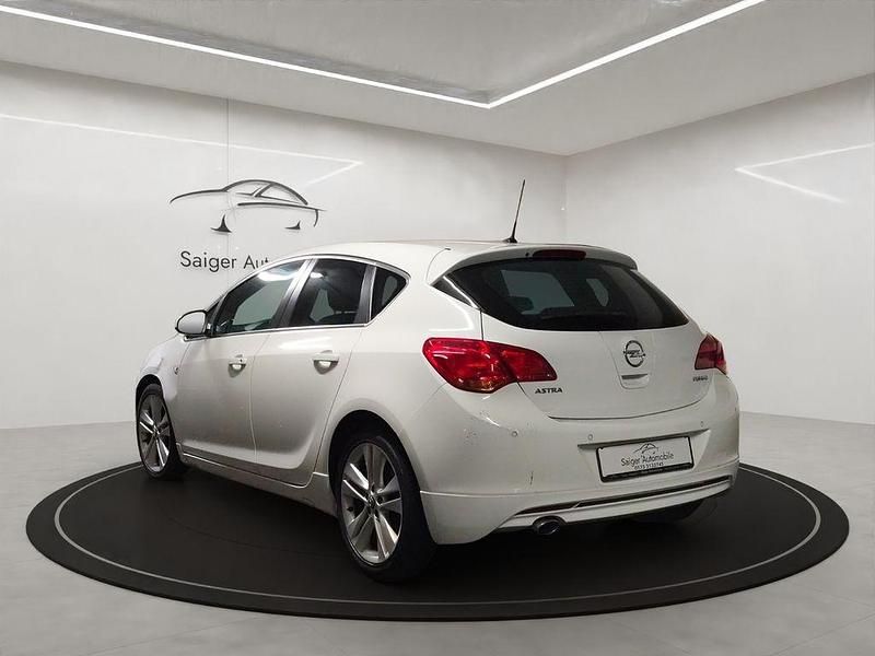 Gebraucht Opel Astra Design Edition 140 PS (102 kW) 2012 Weiß Limousine