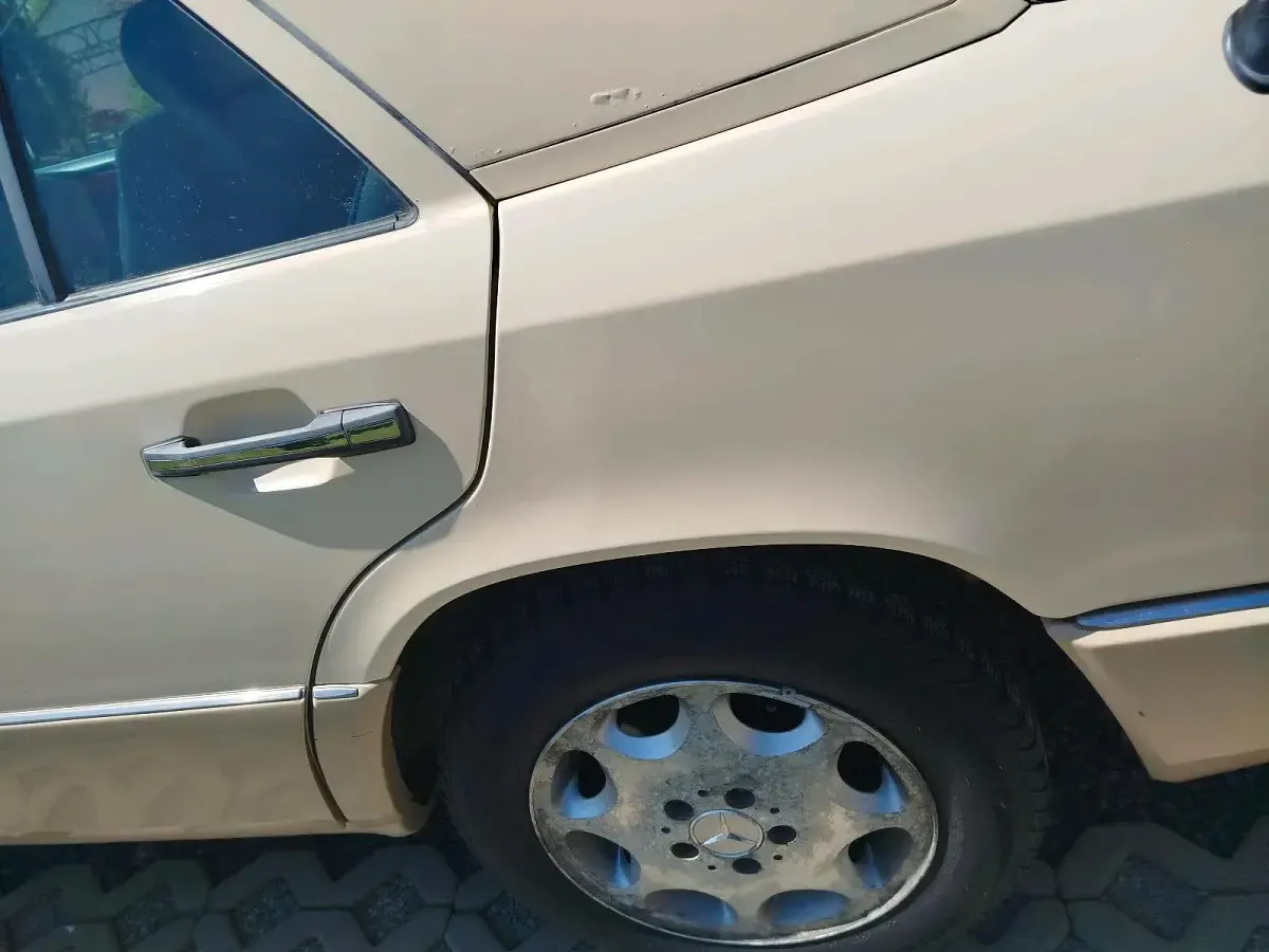 Gebraucht Mercedes 200 102 PS (75 kW) 1995 Beige Limousine