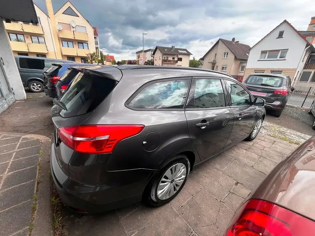 Gebraucht Ford Focus Trend 125 PS (91 kW) 2015 Grau Limousine