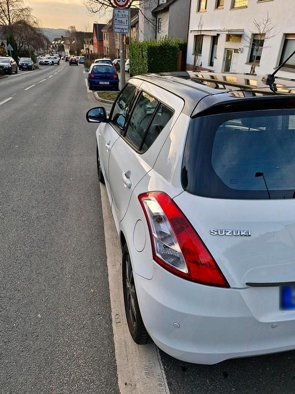 Gebraucht Suzuki Swift 92 PS (67 kW) 2011 Weiß Kleinwagen