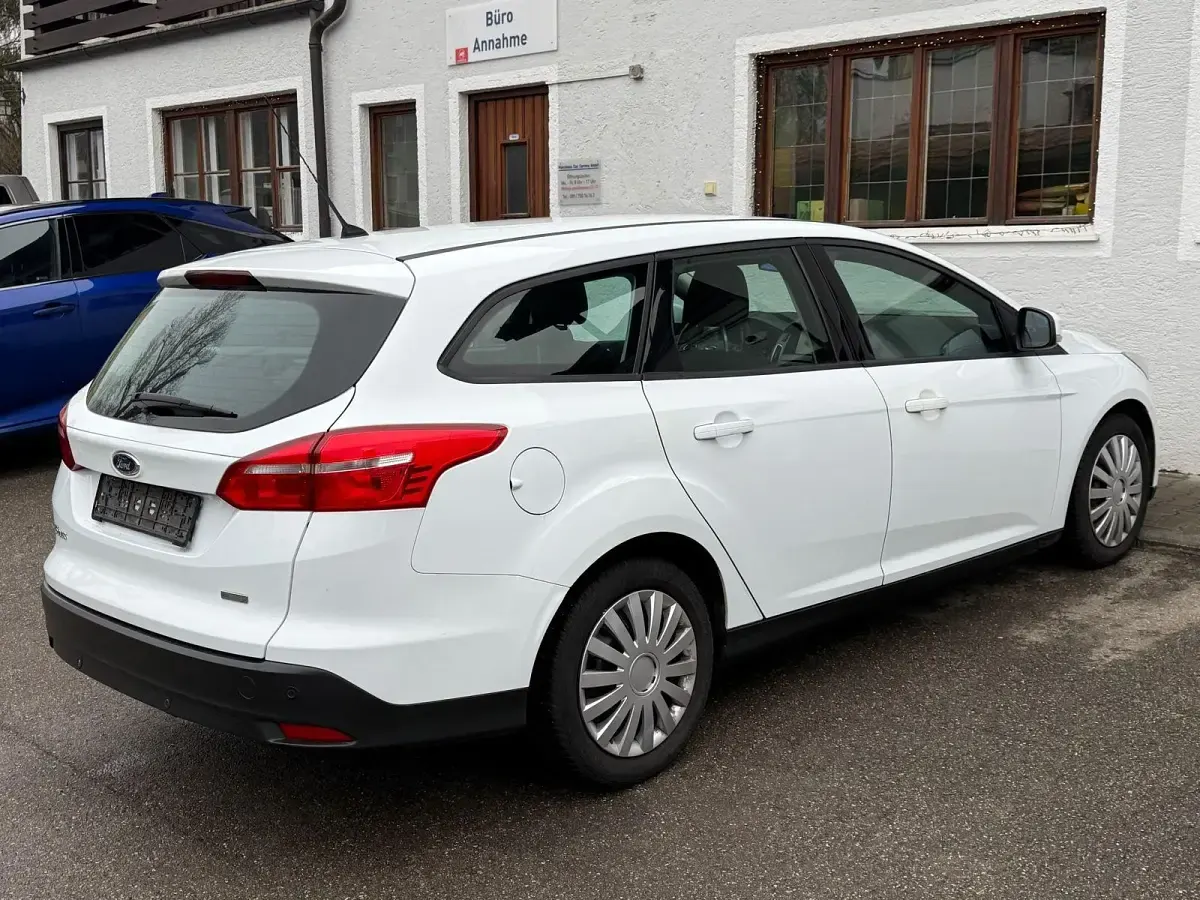 Gebraucht Ford Focus Trend 125 PS (91 kW) 2016 Weiß Limousine