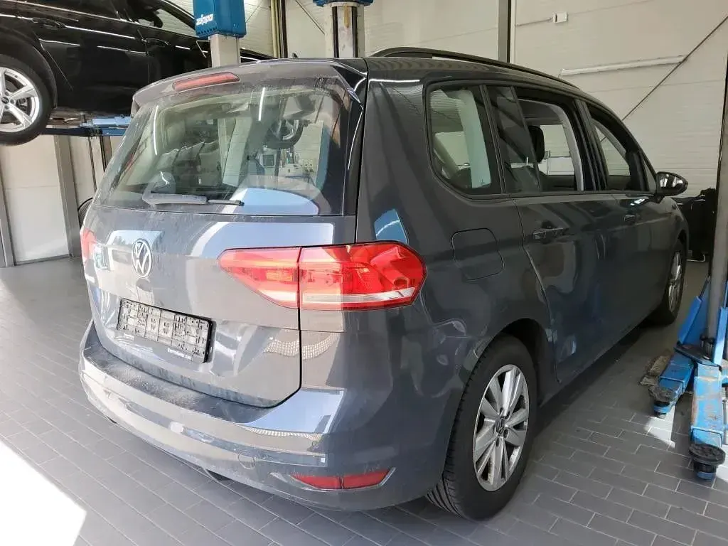 Gebraucht VW Touran Comfortline 122 PS (89 kW) 2021 Uranograu Van / Kleinbus