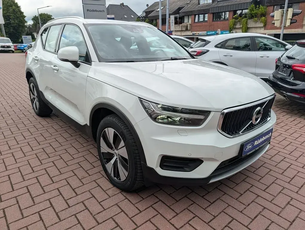Gebraucht Volvo XC40 Momentum 163 PS (119 kW) 2020 Weiß SUV