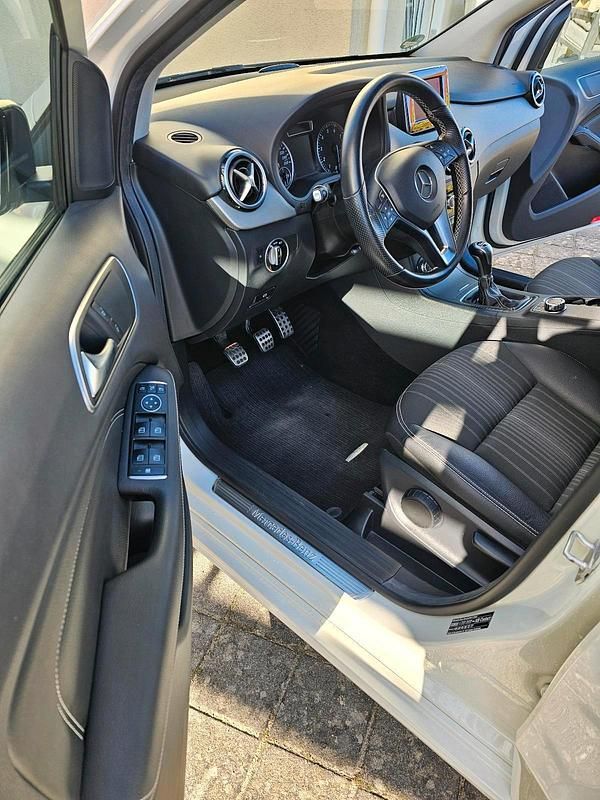 Gebraucht Mercedes B200 156 PS (114 kW) 2014 Weiß Van / Kleinbus