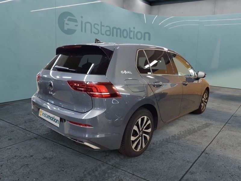 Grau Gebraucht 2024 VW Golf VIII Goal Limousine | 31.175 € (Superpreis) - Bild 1/3