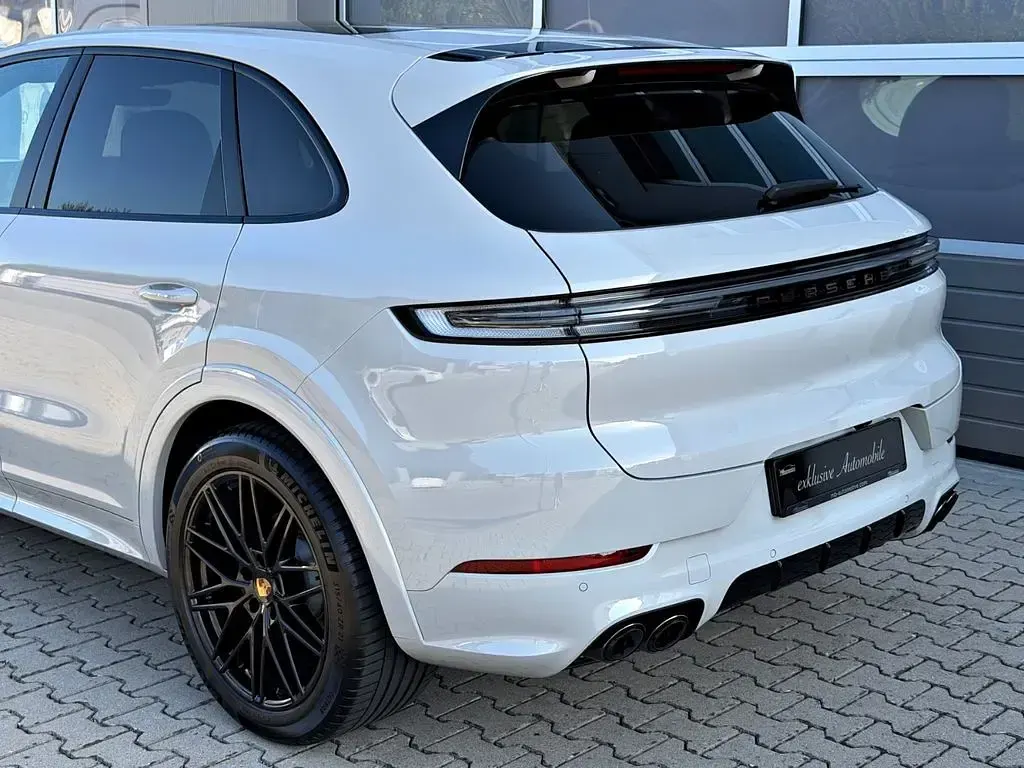 Gebraucht Porsche Cayenne 354 PS (260 kW) 2024 Racetrackgrey/kreide/crayon/ch SUV