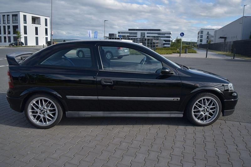 Schwarz Gebraucht 2000 Opel Astra OPC Limousine | 11.799 € - Bild 1/4
