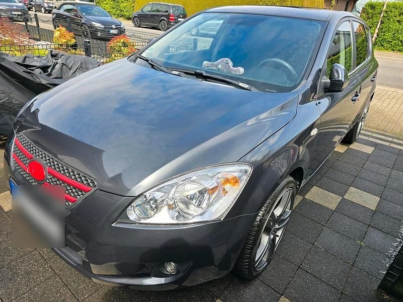 Używany Kia Ceed 126 KM (92 kW) 2009 Szary Hatchback