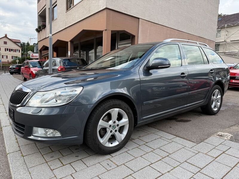 Grau Gebraucht 2012 Skoda Octavia Elegance Kombi | 8.999 € (Fairer Preis) - Bild 1/4