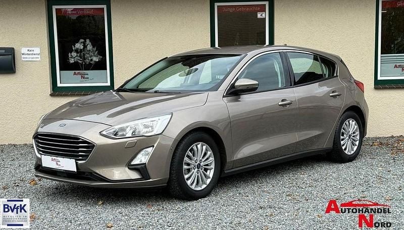 Grau Gebraucht 2019 Ford Focus Titanium Limousine | 10.885 € (Superpreis) - Bild 1/4