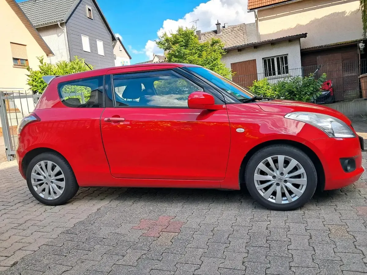 Gebraucht Suzuki Swift Comfort 94 PS (69 kW) 2013 Rot Kleinwagen
