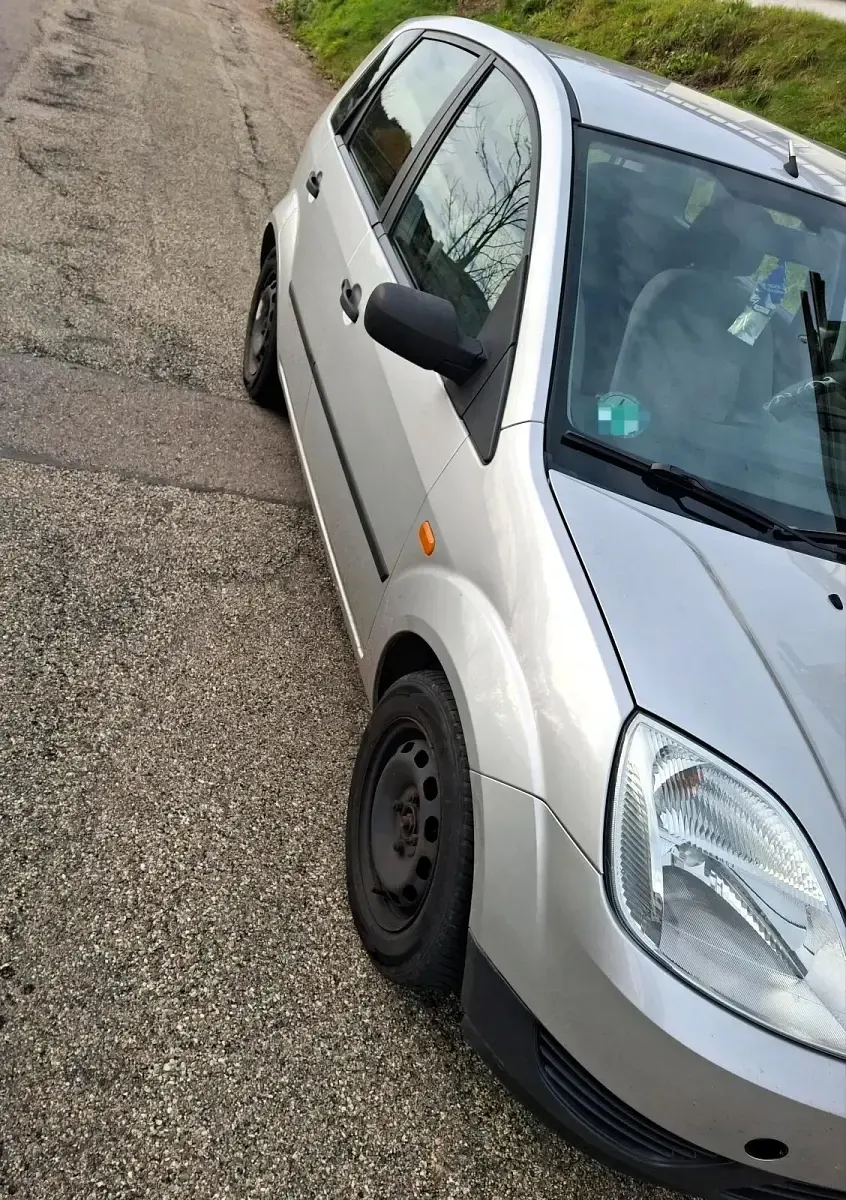Gebraucht Ford Fiesta 80 PS (58 kW) 2002 Silber Kleinwagen