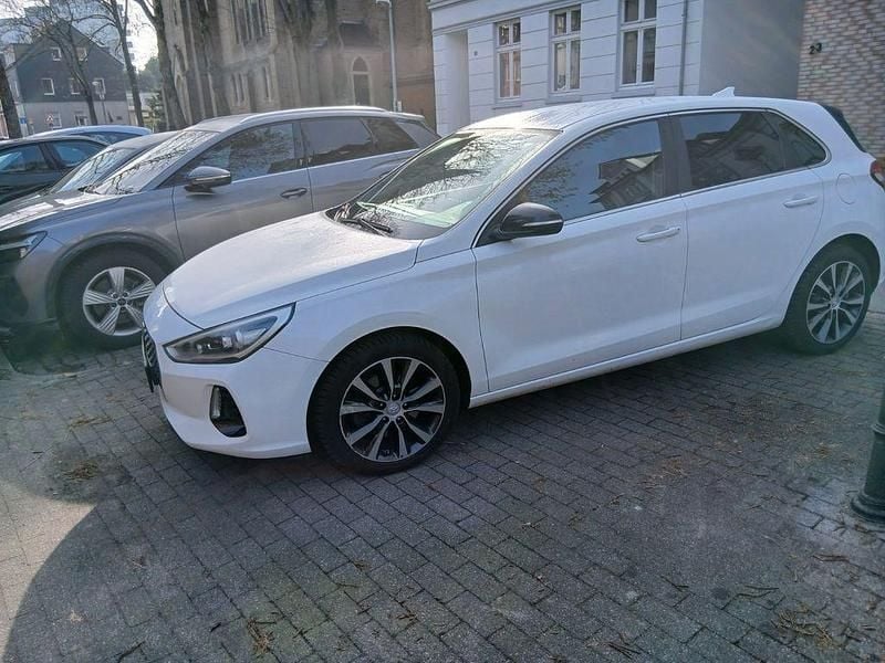 Gebraucht Hyundai i30 Intro Edition 120 PS (88 kW) 2017 Weiß Limousine