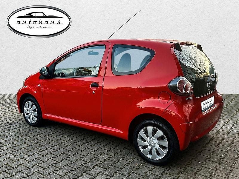 Gebraucht Toyota Aygo Basis 68 PS (50 kW) 2012 Rot Kleinwagen