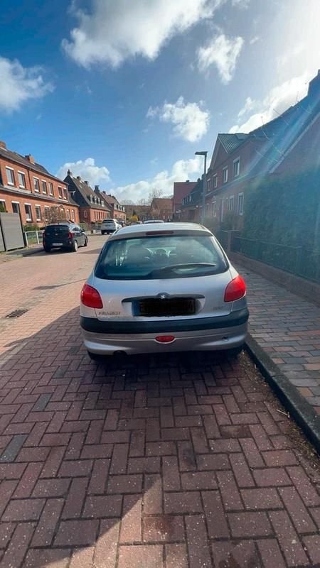 Gebraucht Peugeot 206 75 PS (55 kW) 1998 Silber Kleinwagen