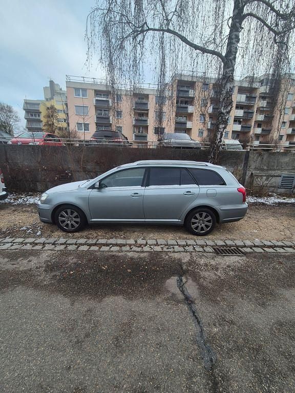 Grau Gebraucht 2008 Toyota Avensis Travel Kombi | 3.500 € (Etwas zu teuer) - Bild 1/4