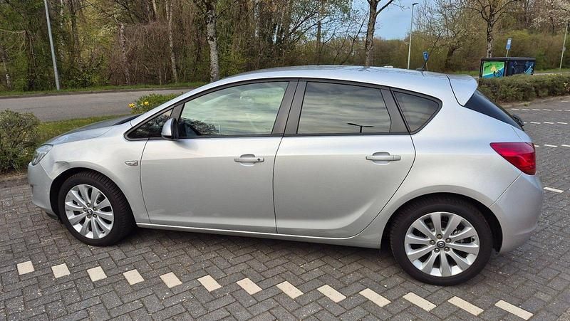Gebraucht Opel Astra 140 PS (102 kW) 2011 Silber Kleinwagen