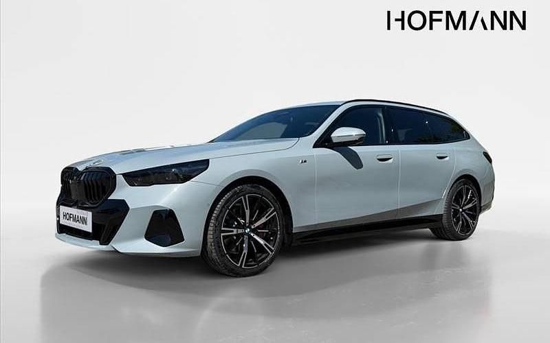 Grau Neu 2025 BMW 520 Comfort Edition Kombi | 65.600 € (Teuer) - Bild 1/4