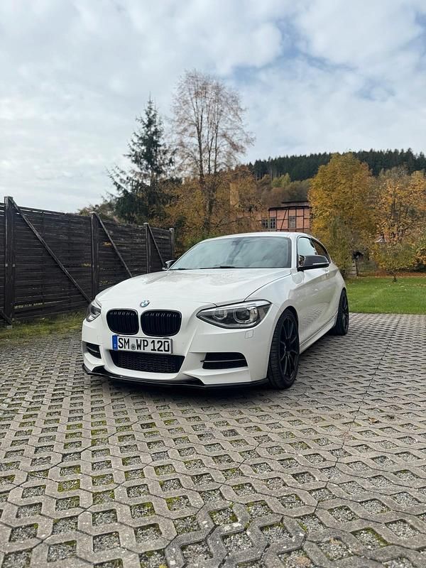 Weiß Gebraucht 2013 BMW M135 Kleinwagen | 18.999 € (Guter Preis) - Bild 1/4