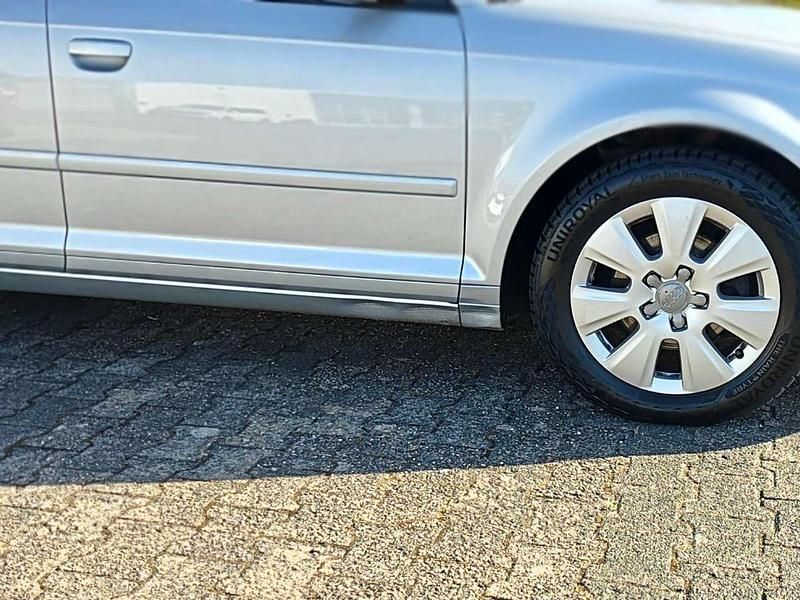 Gebraucht Audi A3 Attraction 105 PS (77 kW) 2011 Eissilber metallic Kleinwagen