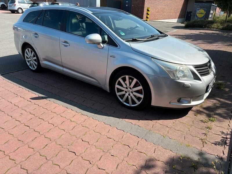 Grau Gebraucht 2009 Toyota Avensis Kombi | 4.400 € (Fairer Preis) - Bild 1/4