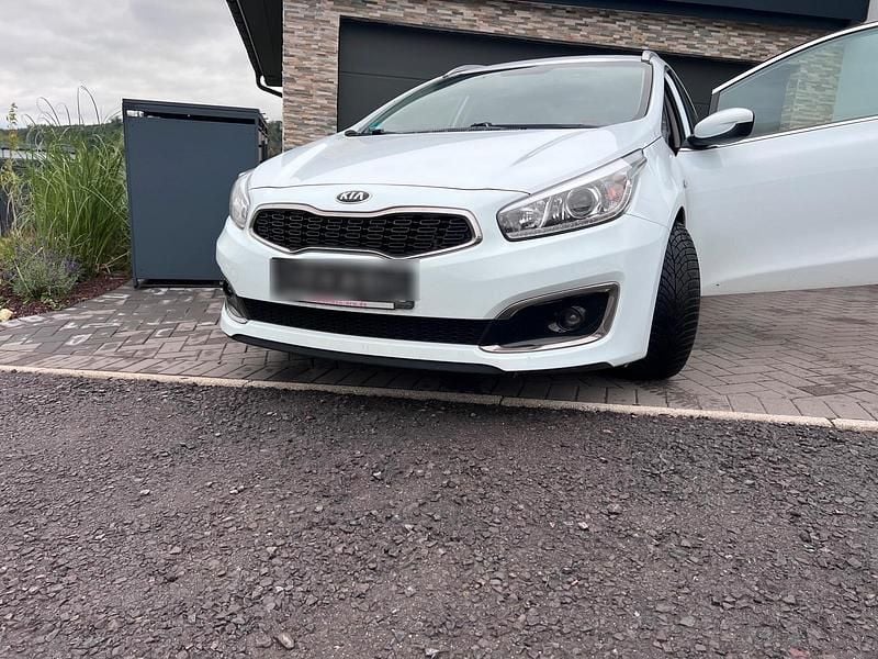 Weiß Gebraucht 2016 Kia Ceed Sport Kombi | 9.599 € (Fairer Preis) - Bild 1/4
