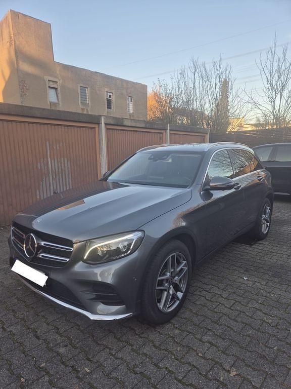 Grau Gebraucht 2018 Mercedes GLC220 AMG line SUV | 25.900 € (Superpreis) - Bild 1/4