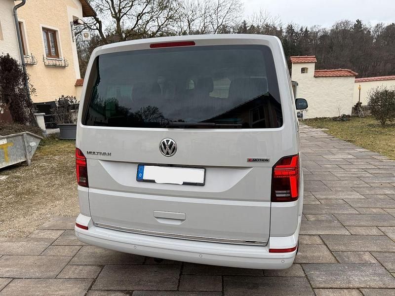 Gebraucht VW Multivan 150 PS (110 kW) 2022 Grau Van