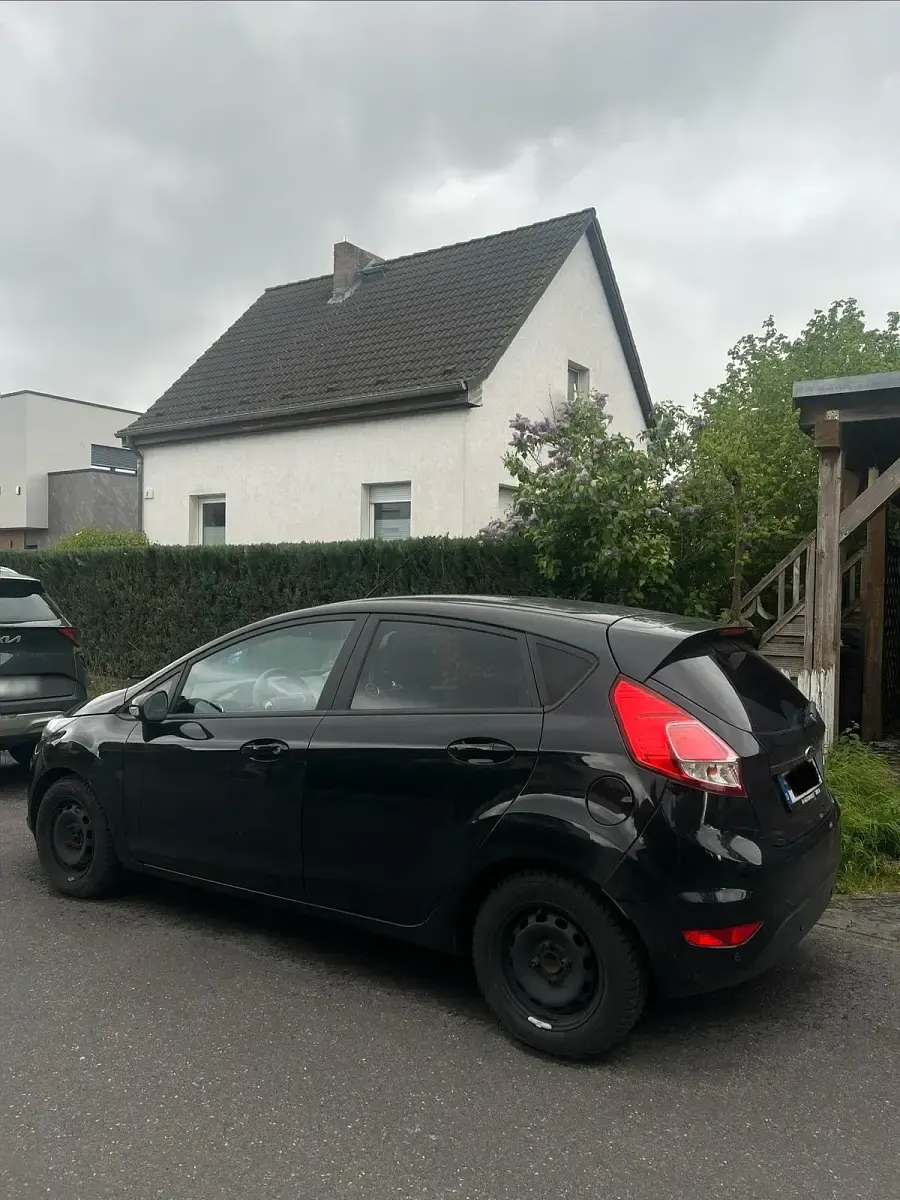 Gebraucht Ford Fiesta 95 PS (69 kW) 2014 Schwarz Kleinwagen