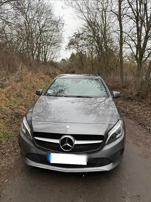 Gebraucht Mercedes A180 109 PS (80 kW) 2016 Grau Limousine