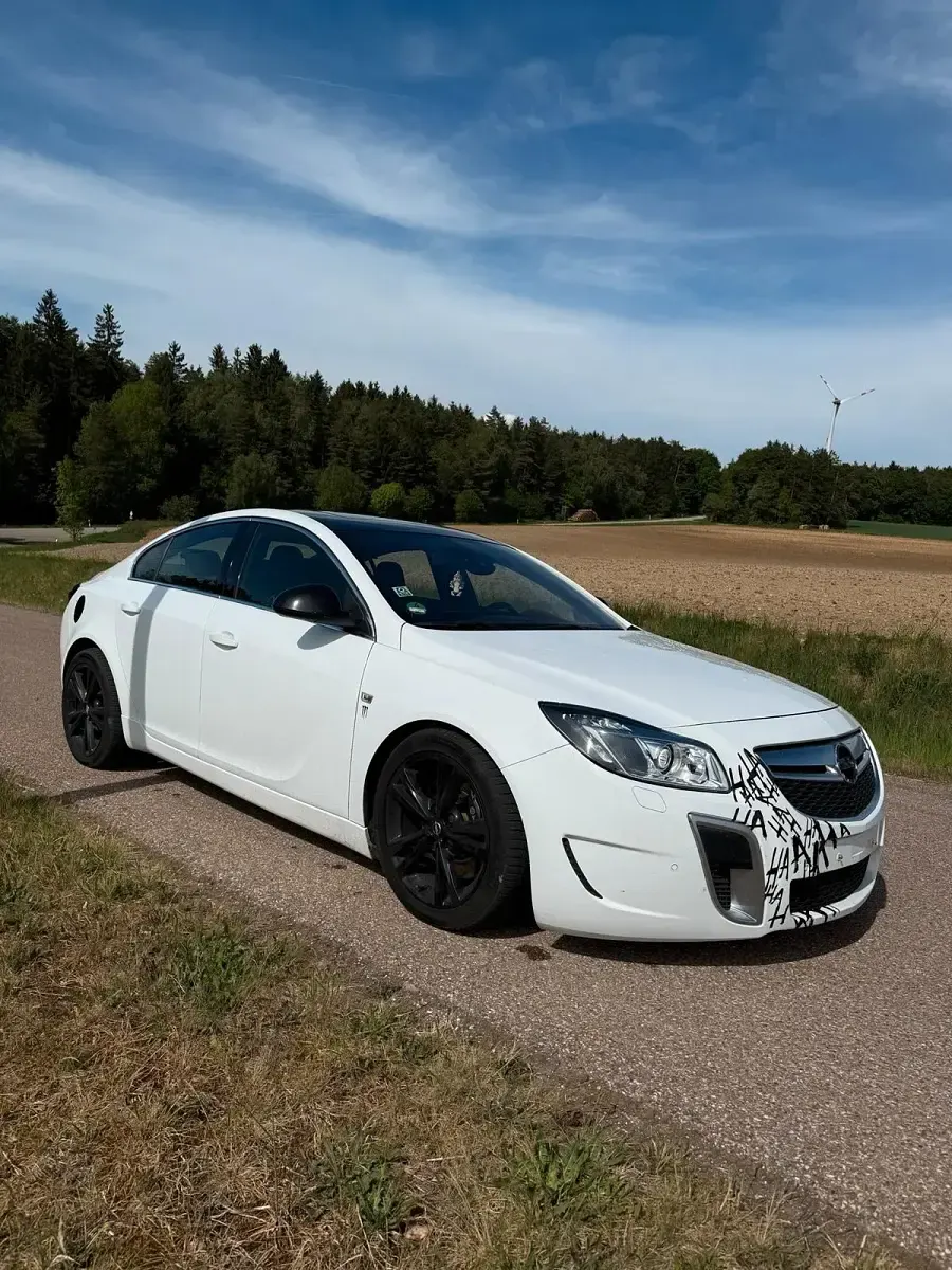 Używany Opel Insignia 325 KM (239 kW) 2010 Biały Sedan/Limuzyna