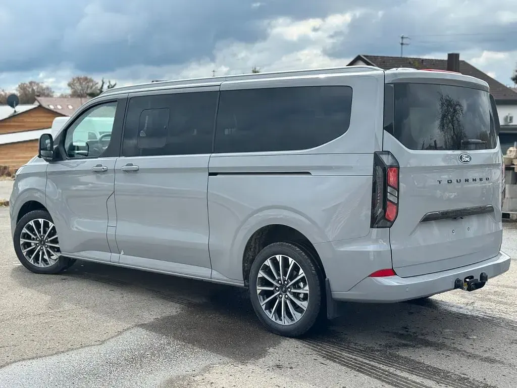 Neu Ford Tourneo Titanium 170 PS (125 kW) 2026 Grau Van / Kleinbus