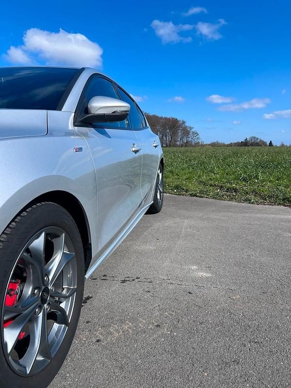 Używany Ford Focus ST-Line 125 KM (91 kW) 2020 Srebrny Sedan/Limuzyna